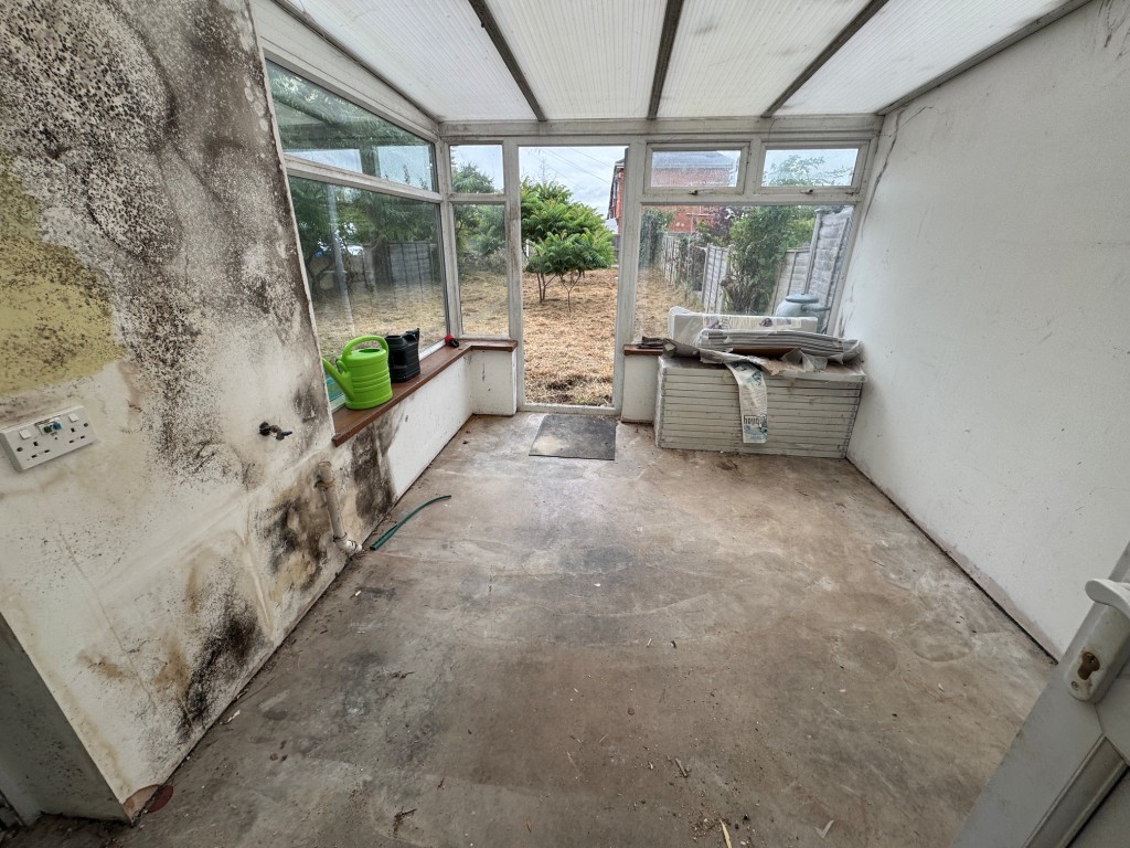 Lot: 16 - FIVE-BEDROOM HOUSE FOR TOTAL REFURBISHMENT WITH POTENTIAL PLOT - Conservatory